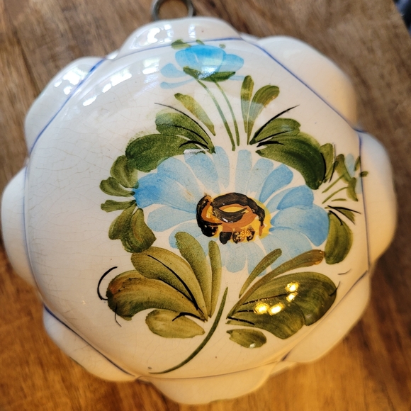 Bassano Vintage Italian Hand Painted Ceramic Mold, Set of 2 - Picture 4 of 11